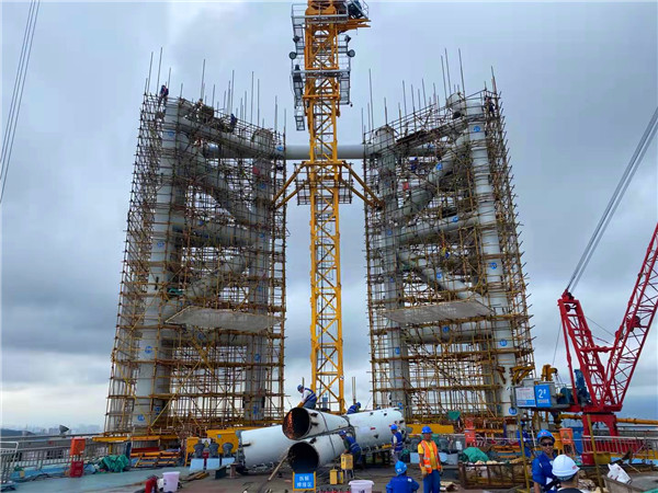 蘇中九鼎利用屋面吊為深圳賽格廣場(chǎng)大廈樓頂塔吊拆除工程