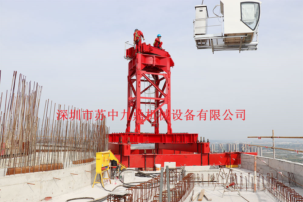 廣東肇慶酒店景觀(guān)塔項(xiàng)目，在屋面層安裝18T屋面吊，輔助拆卸7527塔機(jī)