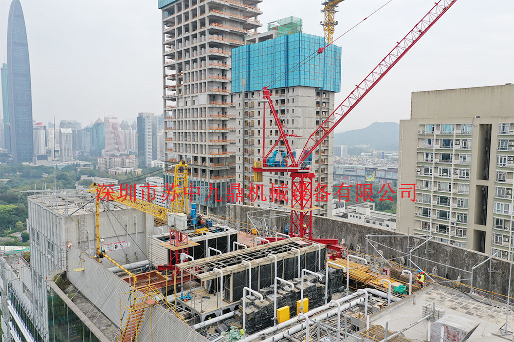 深圳市設(shè)計(jì)大廈節(jié)能改造與環(huán)境提升工程使用4515動(dòng)臂吊進(jìn)行吊載施工材料