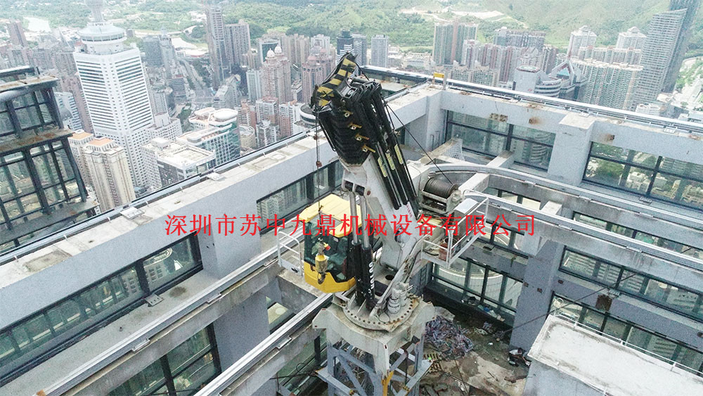 深圳市兆鑫匯金廣場(chǎng)在屋面層安裝一臺(tái)QTDS80塔機(jī)進(jìn)行材料吊載